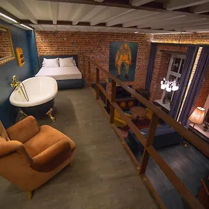 Moho L Hostel